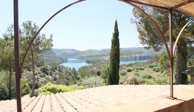 Panoramic vacation home & guest house on Lac d'Esparron - ideal for families & friends