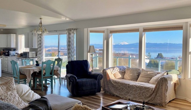 Panoramic View/Beach access 1-bedroom apartment on Camano Island