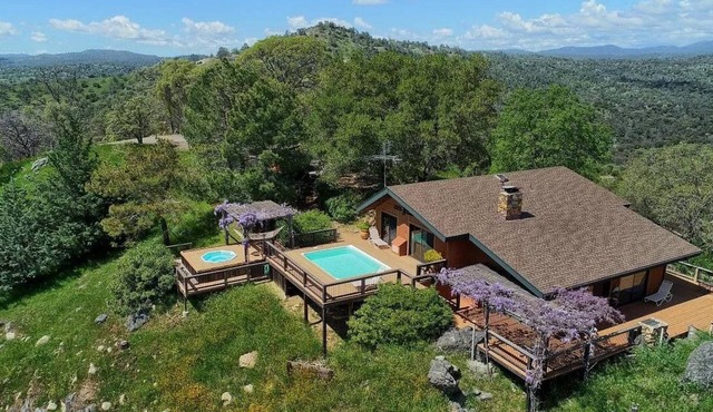 Panoramic view Cabin on 122 acre ranch with private pool and hot tub