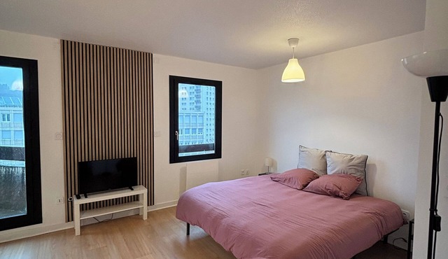 Panoramic view of Clermont-Fd with king-size bed