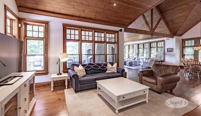 Panoramic View of Lake Muskoka, Privacy! Sleeps 20! Entertaining+! Location!