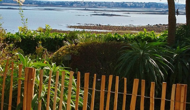Panoramic view of Morlaix Bay, 50m from the beach.