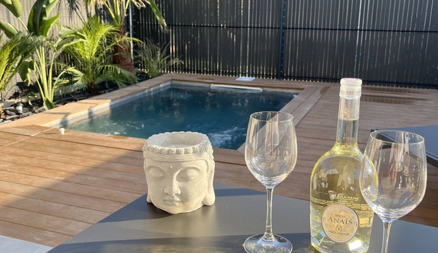 Panoramic view of the Luberon heated swimming pool