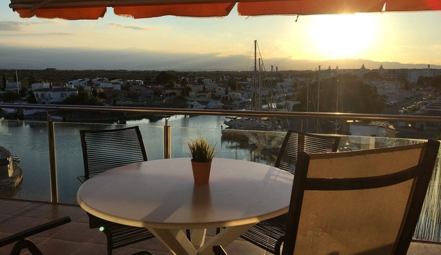 Panoramic view of the Mediterrannée, apartment on canal near beach