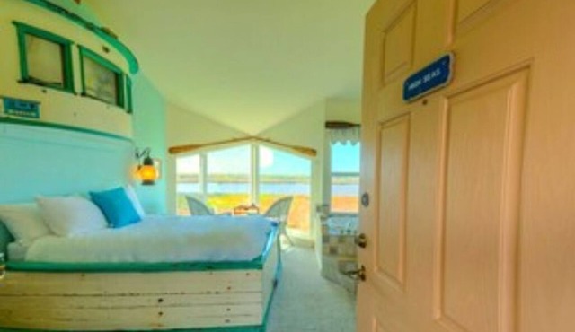 Panoramic views, 2-person soaking tub, Fireplace 2nd Floor