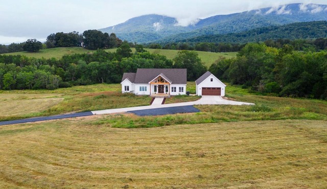 Panoramic Views by Vineyardsn4000 sf new home on 40 acs