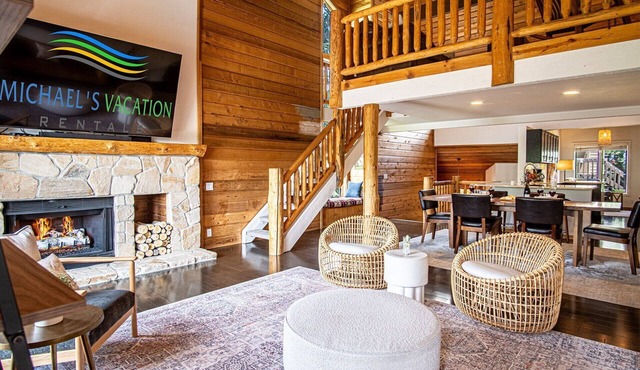 Panoramic Views! Designer`s Condo on Golf Course W/resort Amenities