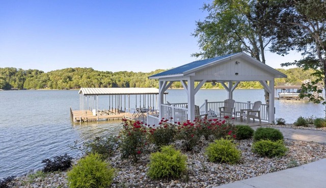 Panoramic Views Dock Kayaks SUPs