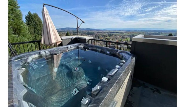 Panoramic Views, Hot tub, gas fireplace, luxurious