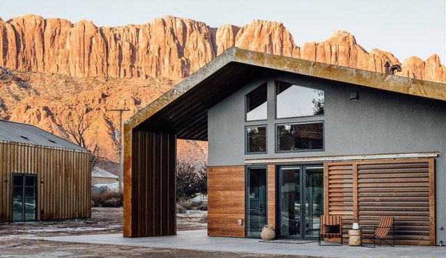 Panoramic Views I Open Concept Floorplan I Private Hot Tub I Ample Parking