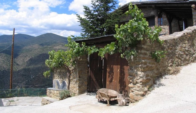 Panoramic views. In a small village in the Pyrenees. Private barbecue.