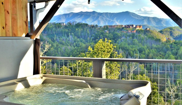 Panoramic Views, LED Hot Tub, King Suite, Wi-Fi, Minutes to Downtown Gatlinburg