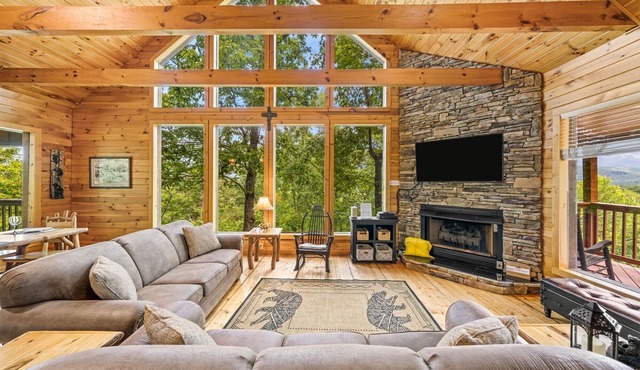 PANORAMIC VIEWS OF GREAT SMOKY MTS. STUNNING VIEWS OF MT. LECONTE ALL YEAR