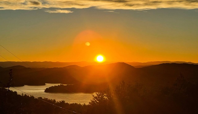 Panoramic views of Lake Norris, game room & mountain scenery