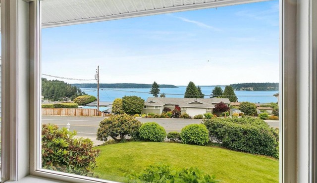 Panoramic views, walking distance to downtown and NEW ACn