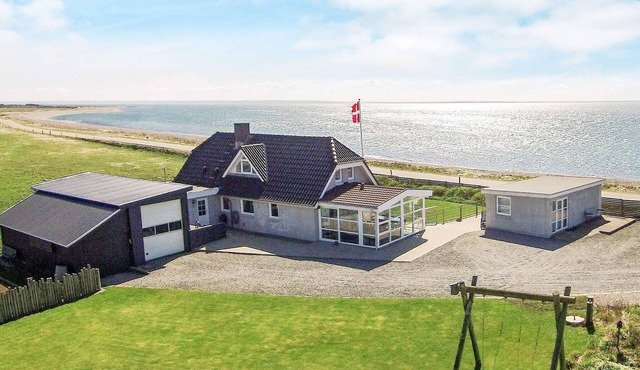 Panoramic Waterside Retreat-By Traum