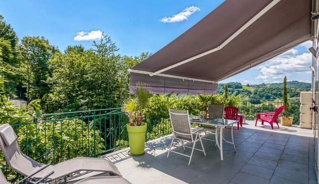 Panoramic White House Suite in Tulle