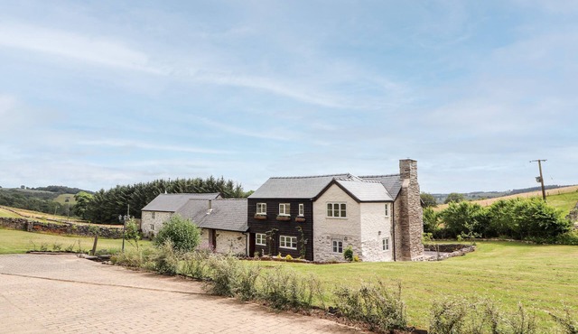 PANT DAFYDD GOCH, pet friendly, with open fire in Llangollen
