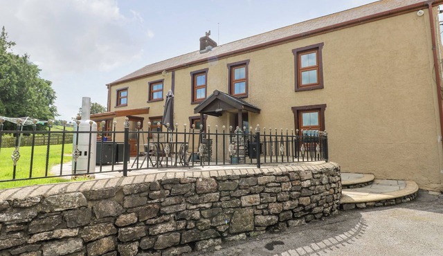 PANT TEG FARM, family friendly, country holiday cottage in Carmarthen