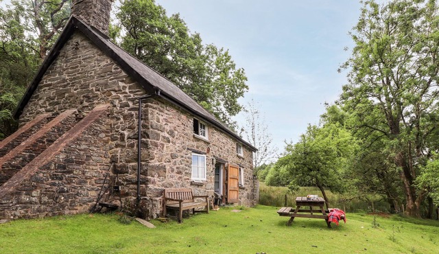 PANT Y CRWYNI, pet friendly, character holiday cottage in Carno
