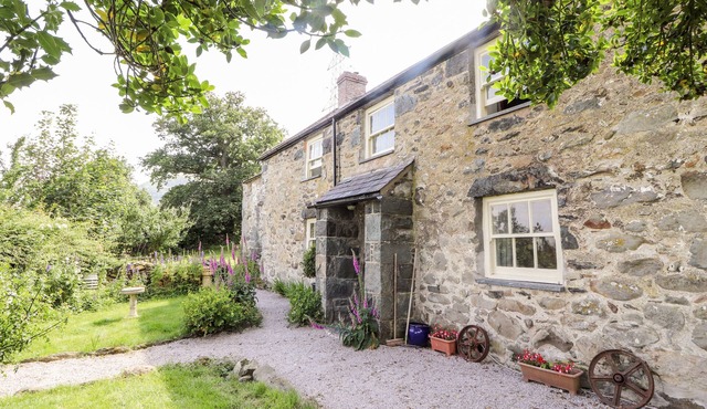 PANT YR IWRCH, pet friendly, with open fire in Llanbedr Y Cennin