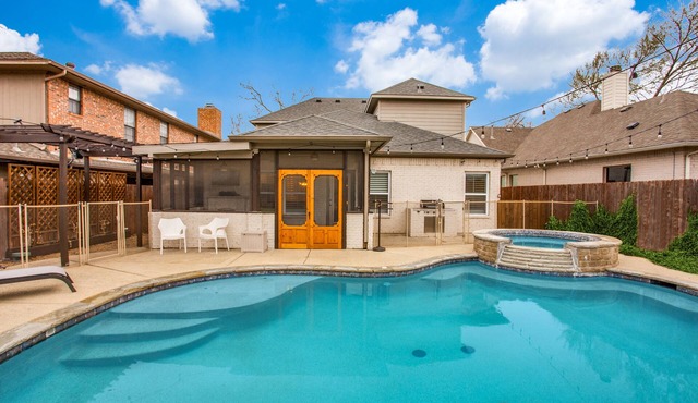 Panther City Paradise ~ Resort Pool & Spa! Close to everything FW offers!