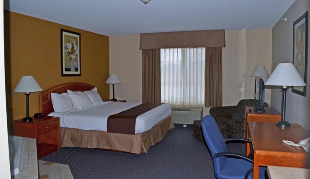 Paola Inn and Suites