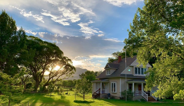 Paonia Victorian Farmhouse - Country Setting, Walk to Town.