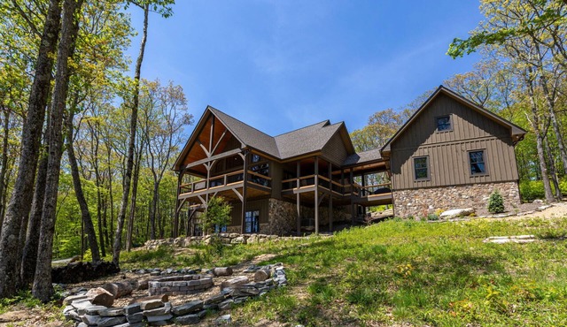 Papa Bear Lodge at Eagles Nest- Ridgetop home with views, fire pit, arcade, 75 inch tv