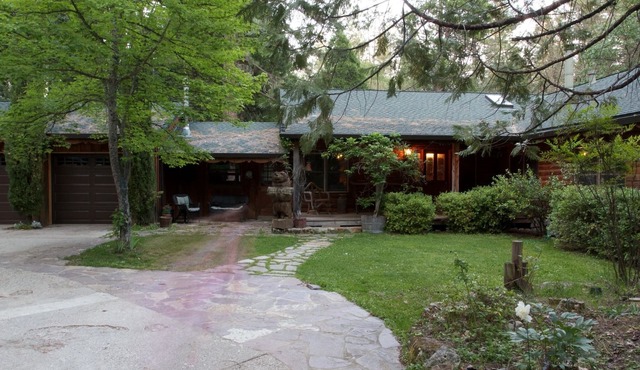 PAPA BEAR'S LODGE -Best Log Cabin in Nevada City Sleeps up to 10.