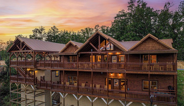 Papa Bears Mountain Lodge - PRIVATE POOL, PAVILION, HOT TUB & GAME ROOM!