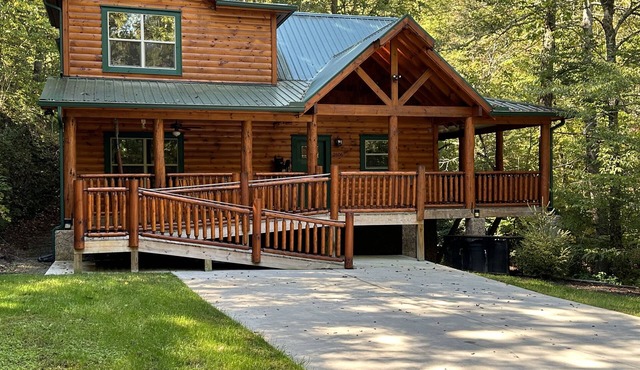 Papa Bear’s Retreat, Cedar Falls, 2 BD, 3 BA, Queen Bunk Bed in loft, Fireplaces