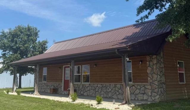 Papa's Cabin - Enjoy the peace and quiet with 40 acres and a 5 acre lake!