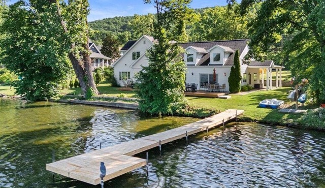 Papa`s Paradise: rural home on Waneta Lake with private lakefront, pool table