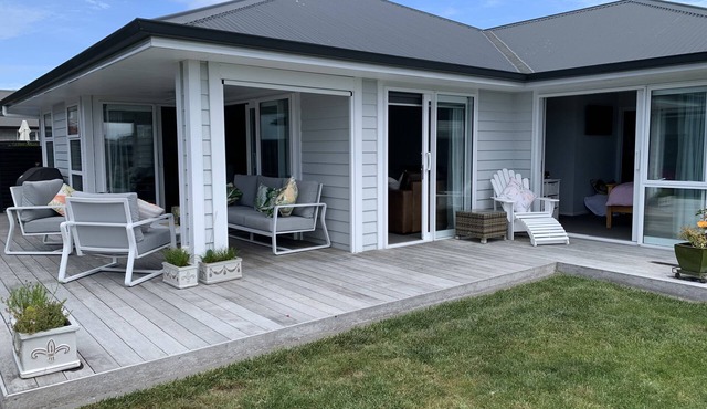 Papamoa Paradise – Sun, Sand & Style!