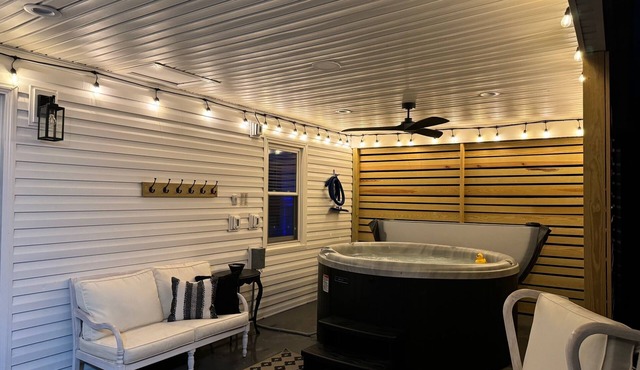 Papa’s Cottage is a cozy 2-bedroom retreat near Nelson 151 with a private hot tub, updated kitchen, and comfortable living spaces. Ideal for couples or friends looking to relax, explore local wineries, and unwind in a peaceful mountain setting.