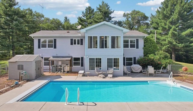 Papas Pool House: Secluded Pool and Hot Tub Retreat