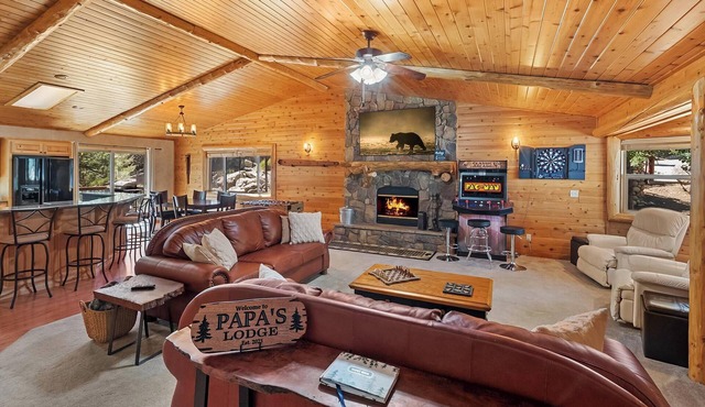 Papas's Lodge By Destination Big Bear:Pet Friendly! Close to the Lake! Central A/C! 2 En-Suite Bedrooms! Hot Tub!