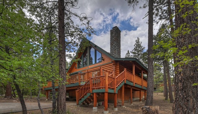 Papa’s Villa by Destination Big Bear : Close to Snow Summit and the Village! Pool Table! Propane BBQ! Pet Friendly!