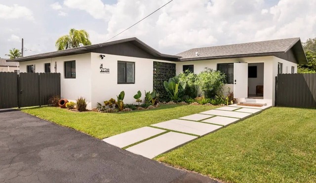 Papas Villa Duplex Centrally Located in Miami. Both units included.