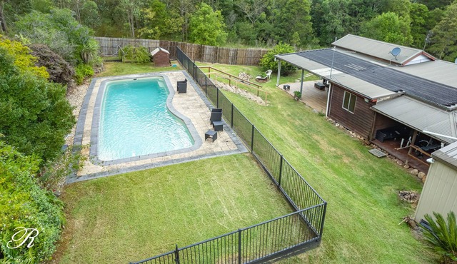 Paperbark - A tranquil eco-friendly rural retreat with privacy and a pool.