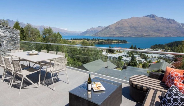 Papillon | Queenstown Hill Luxury | Stunning Lake Views