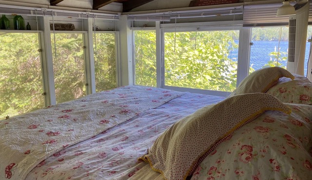 Papineau Lake cottage and converted boathouse, clean water, sleeps up to 10.