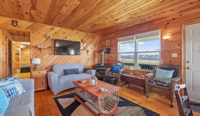 Par 9 Golf Course & Community Pool! 3-Bedroom Cottage 10 mins from Cavendish