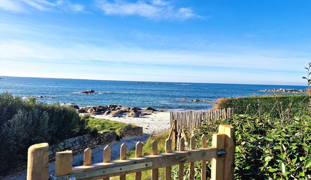 Para'ty, view and direct access to sea and beach, sleeps 8,