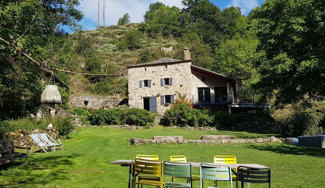 Paradis Familial en Ardèche Avec Rivière, Jacuzzi et Sauna, au Grand Calme