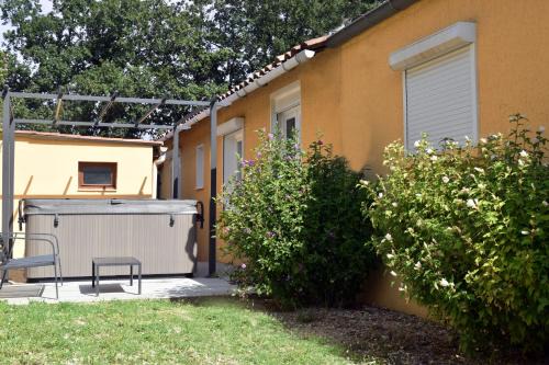 Paradis Provencal Le Calme total, Grande Piscine et Jacuzzi Chauffé, Salle de Jeux et Fresque du Nougat, Intimité
