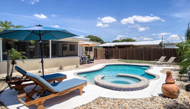 Paradise 4 min to Beach with Heated Pool and Spa