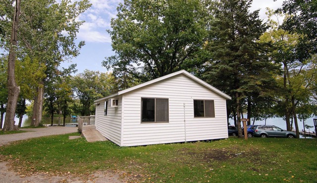 Paradise, a 3BR lakefront cabin near the beach at Riverside Resort