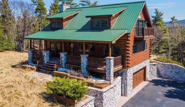 Paradise at Great Sand Bay -2-bedroom log house with AC, WiFi in Eagle Harbor